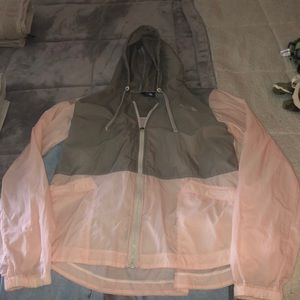 North Face wind breaker jacket. Never worn. Xs.